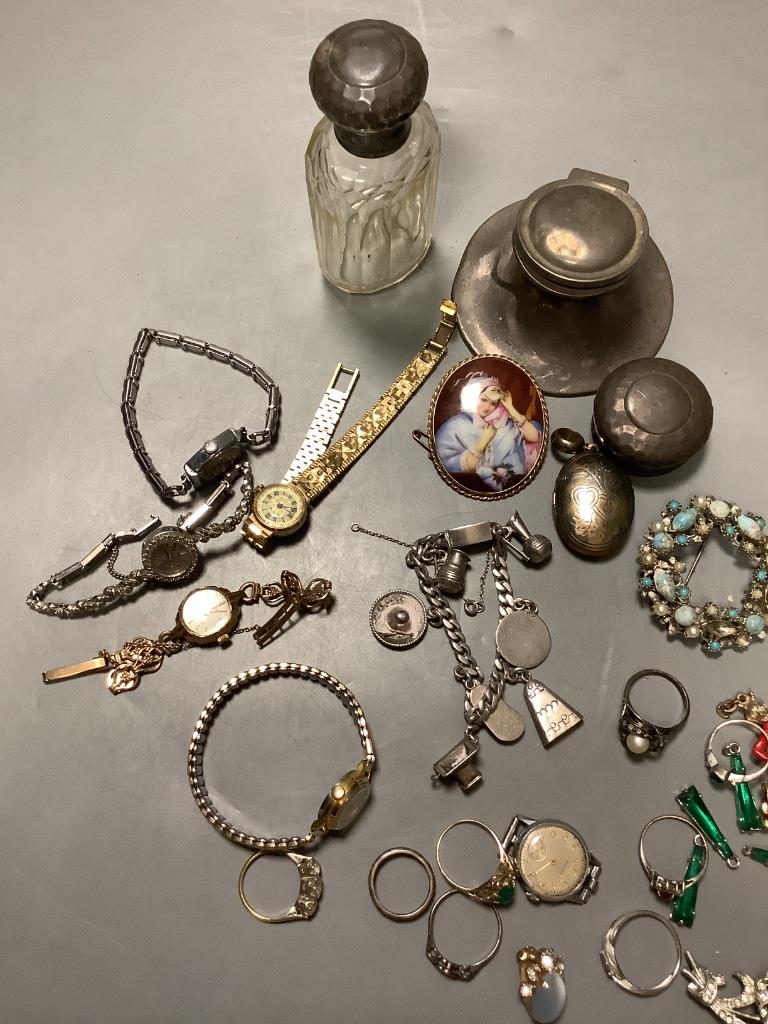 Assorted costume jewellery including rings, etc.